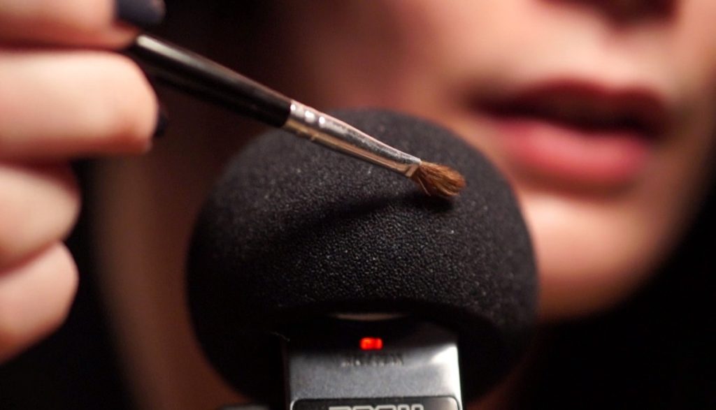 ASMR vídeos: susurrar, masticar o lamer micrófonos 4 ejemplos sobre el  fenómeno